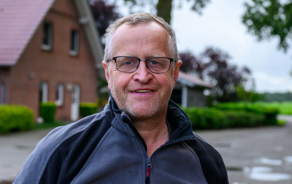 Eckhard Grobbe (51) and his wife Gunda own a mixed farm with 330 sows in Lower Saxony, at 1 km from the border with the Netherlands. The farm size is 120 ha of which 40 ha is owned. In fact, arable farming is the main activity, he says, growing e.g. potatoes, onions, wheat, corn and rye. Piglets are sold at roughly 28 kg, at about 10 weeks.