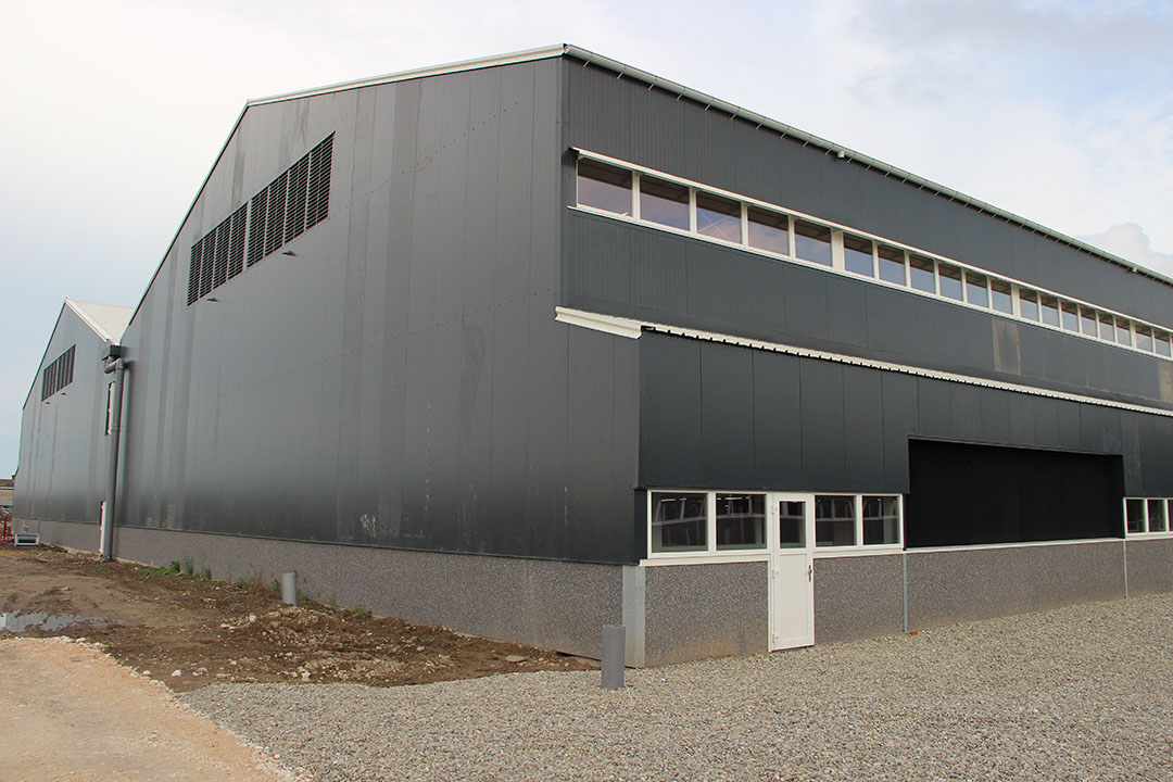 Ground view of the multistorey sow house. - Photos: Kees van Dooren