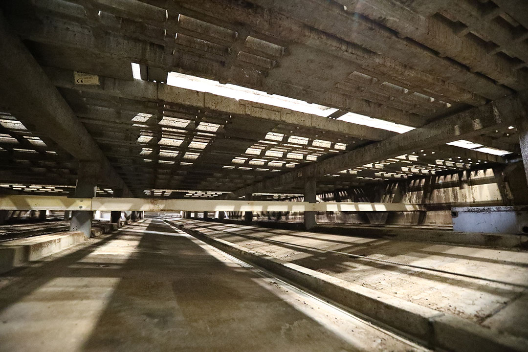 A quick look underneath the slatted floor. The prefab elements are 2.5m wide.